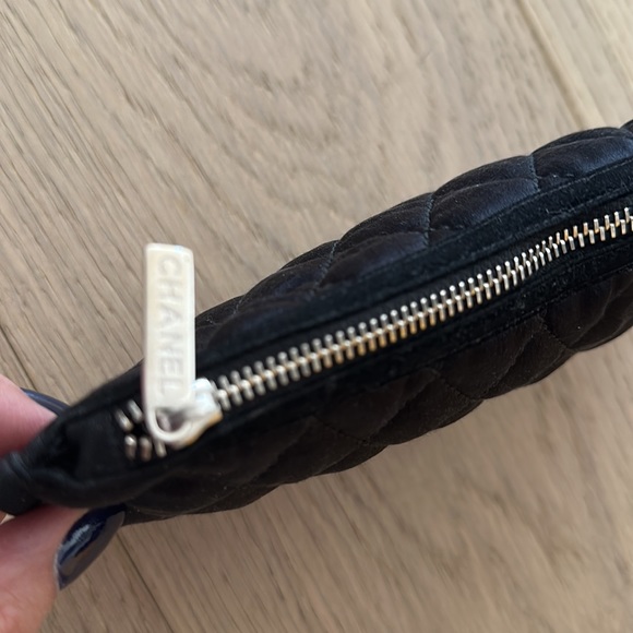 Chanel silk sleep mask & pouch - Picture 3 of 7